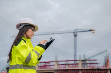 Büyük bir inşaat projesinde çalışan Asyalı mühendis.