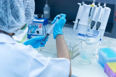 Kimyager, laboratuvarda antiretroviral ilaçlar, COVID-19 'a karşı potansiyel ilaç ve aşı üreticileri bulmak için kimyasalları karıştırdı.