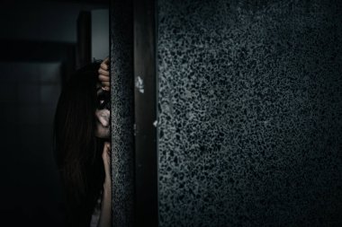 Hayalet makyajlı Asyalı kadın portresi, korku sahnesi, Cadılar Bayramı konsepti. 