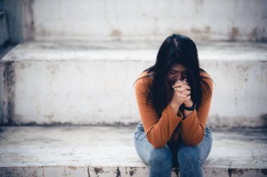 Asyalı kadın aşktan üzgün, kalbi kırık kadın konsepti