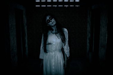 Hayalet makyajlı Asyalı kadın portresi, korku sahnesi, Cadılar Bayramı konsepti. 