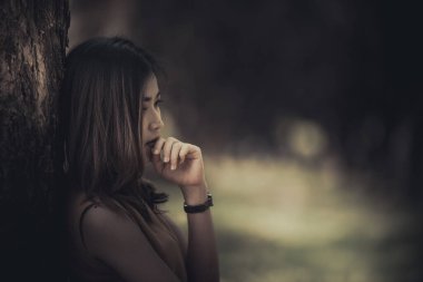 Güzel Taylandlı kadın karşılıksız aşktan çok üzgün, yeniden düşün, düşün, eski tarz, karanlık ton, kırık kalp, Asyalı kız