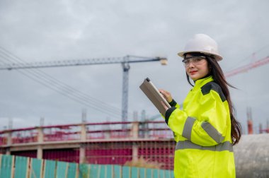Büyük bir inşaat projesinde çalışan Asyalı mühendis.