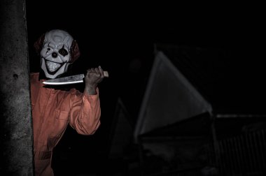 Elinde silah tutan bir katil, Cadılar Bayramı festivali konsepti.