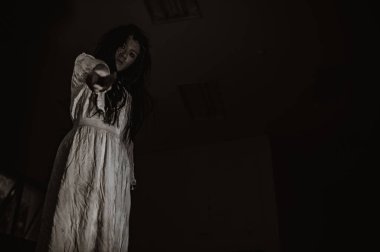 Asyalı kadın portresi hayalet yüzü, zombi, Cadılar Bayramı konsepti