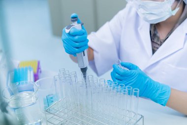 Kimyager, laboratuvarda antiretroviral ilaçlar, COVID-19 'a karşı potansiyel ilaç ve aşı üreticileri bulmak için kimyasalları karıştırdı.