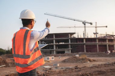 Büyük bir inşaat projesinde çalışan Asyalı mühendis.