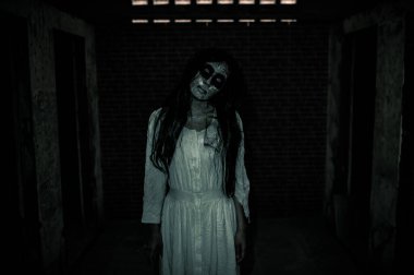 Hayalet makyajlı Asyalı kadın portresi, korku sahnesi, Cadılar Bayramı konsepti. 