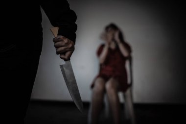 Asyalı rehine kadın. Gece vakti iple bağlanmış.