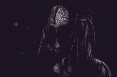 Hayalet makyajlı Asyalı kadın portresi, korku sahnesi, Cadılar Bayramı konsepti. 