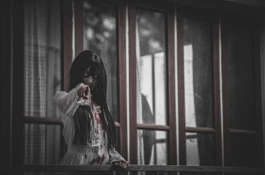 Asyalı kadın portresi hayalet yüzü, zombi, Cadılar Bayramı konsepti