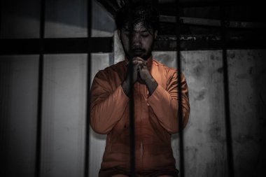 Demir hapisaneyi yakalamak isteyen bir adamın portresi, mahkum konsepti.