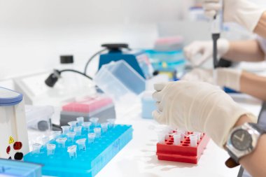 Kimyager, laboratuvarda antiretroviral ilaçlar, COVID-19 'a karşı potansiyel ilaç ve aşı üreticileri bulmak için kimyasalları karıştırdı.