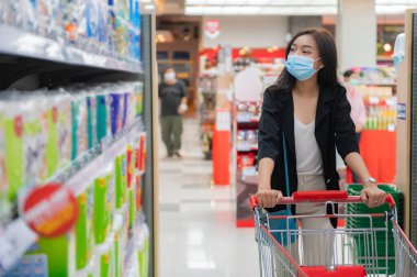 Güzel Asyalı kadın süpermarkette alışverişe çıkıyor, dinlenme zamanı, akşam yemeği, Tayland halkı, mutlu yaşam tarzı konsepti, covid-19 stokları.