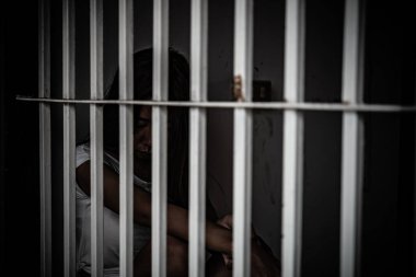 Demir hapishaneyi yakalamak için çırpınan kadın portresi, mahkum konsepti