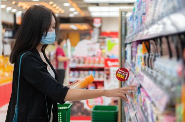 Güzel Asyalı kadın süpermarkette alışverişe çıkıyor, dinlenme zamanı, akşam yemeği, Tayland halkı, mutlu yaşam tarzı konsepti, covid-19 stokları.