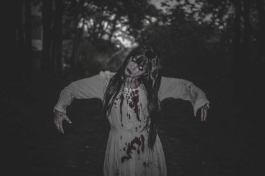 Asyalı kadın portresi hayalet yüzü, zombi, Cadılar Bayramı konsepti