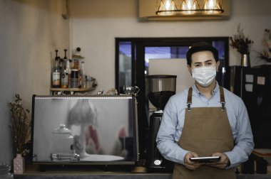 Kahve dükkanındaki yakışıklı Asyalı barista.