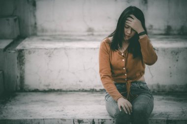 Asyalı kadın aşktan üzgün, kalbi kırık kadın konsepti