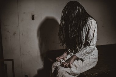 Asyalı kadın portresi hayalet yüzü, zombi, Cadılar Bayramı konsepti