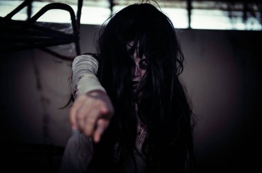 Asyalı kadın portresi hayalet yüzü, zombi, Cadılar Bayramı konsepti