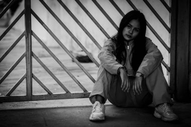 Demir hapishaneyi yakalamak için çırpınan kadın portresi, mahkum konsepti