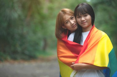 Kızlı bir çift, LGBT Onur Ayı konsepti, Asyalı yakışıklı erkek makyaj ve kadın kıyafeti, Gay Özgürlük Günü, beyaz arka planda ikili olmayan portre