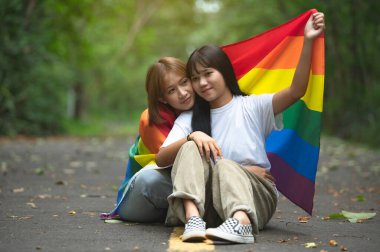 Kızlı bir çift, LGBT Onur Ayı konsepti, Asyalı yakışıklı erkek makyaj ve kadın kıyafeti, Gay Özgürlük Günü, beyaz arka planda ikili olmayan portre