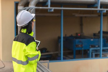 Atık su arıtma tesisinde çalışan çevre mühendisi, yeniden kullanım için su geri dönüşüm tesisi 