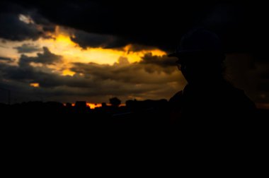 Gün batımında genç Asyalı kadın mühendisin silueti