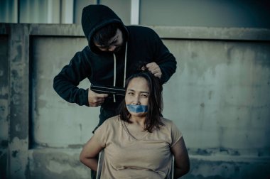 İş kadını hayduttan rehin, terörist adam konsepti rehinesi.