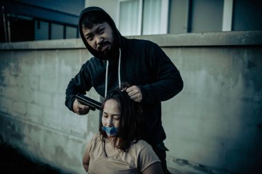 İş kadını hayduttan rehin, terörist adam konsepti rehinesi.