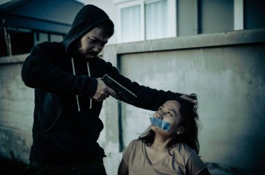 İş kadını hayduttan rehin, terörist adam konsepti rehinesi.