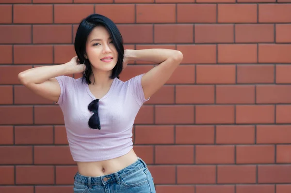 Portret Van Hipster Meisje Baksteen Muur Achtergrond Mooie Aziatische Vrouw — Stockfoto