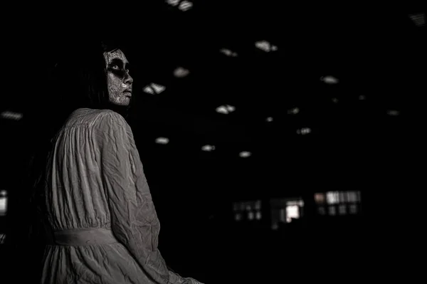 Retrato Mulher Asiática Com Fantasma Compõem Cena Horror Conceito Halloween — Fotografia de Stock