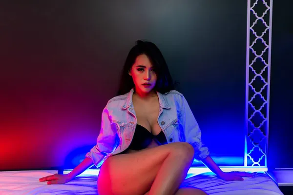 Portrait Belle Femme Asiatique Sexy Avec Lumière Néon Dans Chambre — Photo