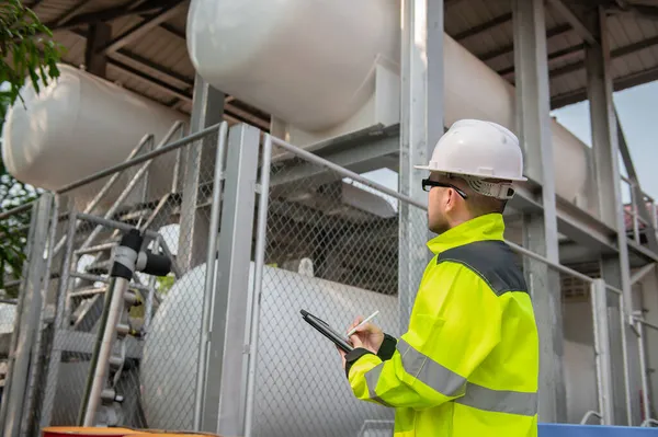 Werkplaats Van Technicus Vloeibaar Helium Houden Preventief Onderhoudsschema Controleren — Stockfoto