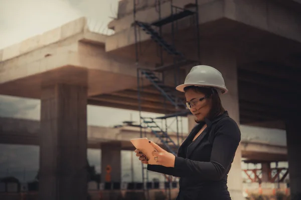 Ingenieurin Arbeitet Baustelle Der Bau Befindlichen Brücke — Stockfoto