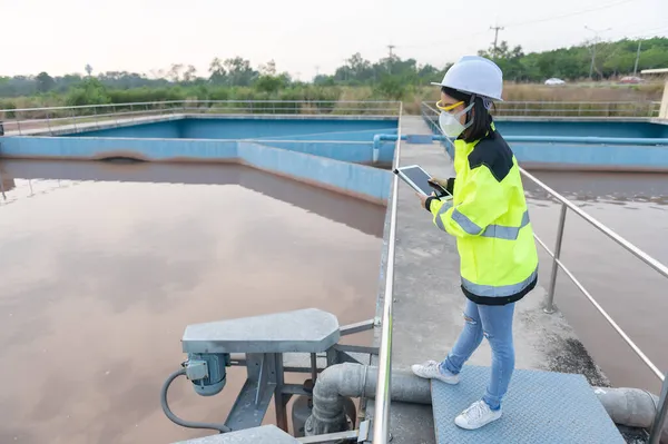 Umweltingenieur Arbeitet Der Kläranlage Wasserrecyclinganlage Zur Wiederverwendung — Stockfoto