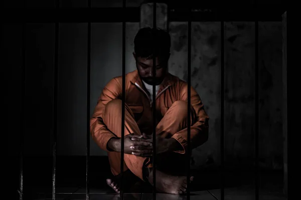 Portret Van Een Man Wanhopig Zoek Naar Ijzeren Gevangenis Gevangene — Stockfoto