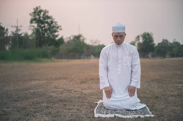 Aziatische Witte Islam Bidden Ramadan Festival Concept — Stockfoto