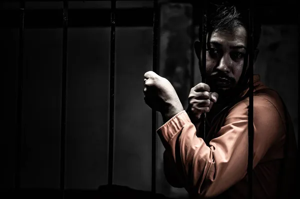 Ritratto Uomo Alla Disperata Ricerca Una Prigione Ferro Concetto Prigioniero — Foto Stock