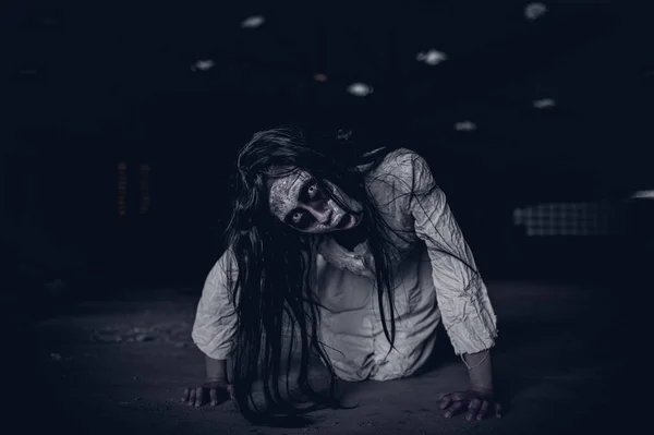 Porträtt Asiatisk Kvinna Med Spöke Make Skräckscen Halloween Koncept — Stockfoto