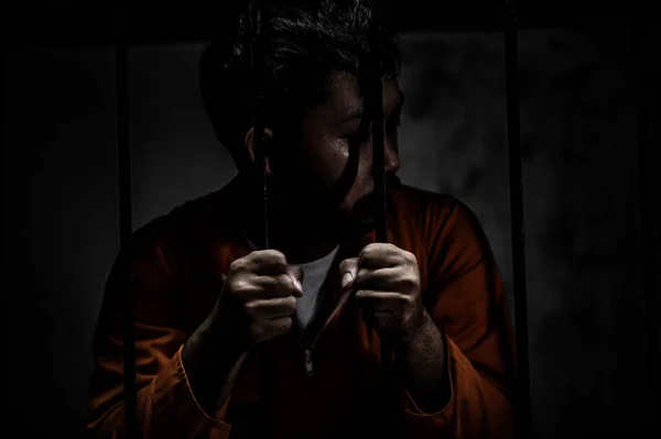 Portrét Muže Který Zoufale Snaží Chytit Železné Vězení Vězeňský Koncept — Stock fotografie