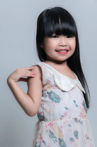 在工作室拍摄一张白色背景的照片时 亚洲可爱的小女孩的肖像姿势 — 图库照片