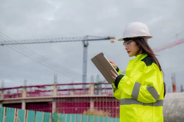 Asiatischer Ingenieur Auf Der Baustelle Eines Großen Bauprojekts — Stockfoto