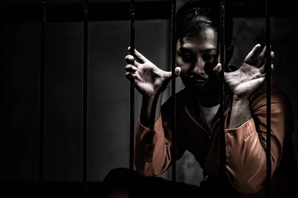 Portrét Muže Který Zoufale Snaží Chytit Železné Vězení Vězeňský Koncept — Stock fotografie