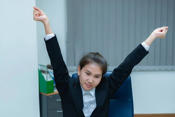 Mujer Oficial Asiática Estirando Cuerpo Escritorio Oficina Desde Ángulo Espalda — Foto de Stock