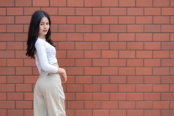 Retrato Menina Hipster Fundo Parede Tijolo Bela Mulher Asiática Posar — Fotografia de Stock