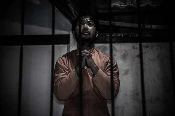 Πορτρέτο Του Ανθρώπου Απελπισμένος Πιάσει Σιδερένια Φυλακή Έννοια Φυλακισμένου — Φωτογραφία Αρχείου
